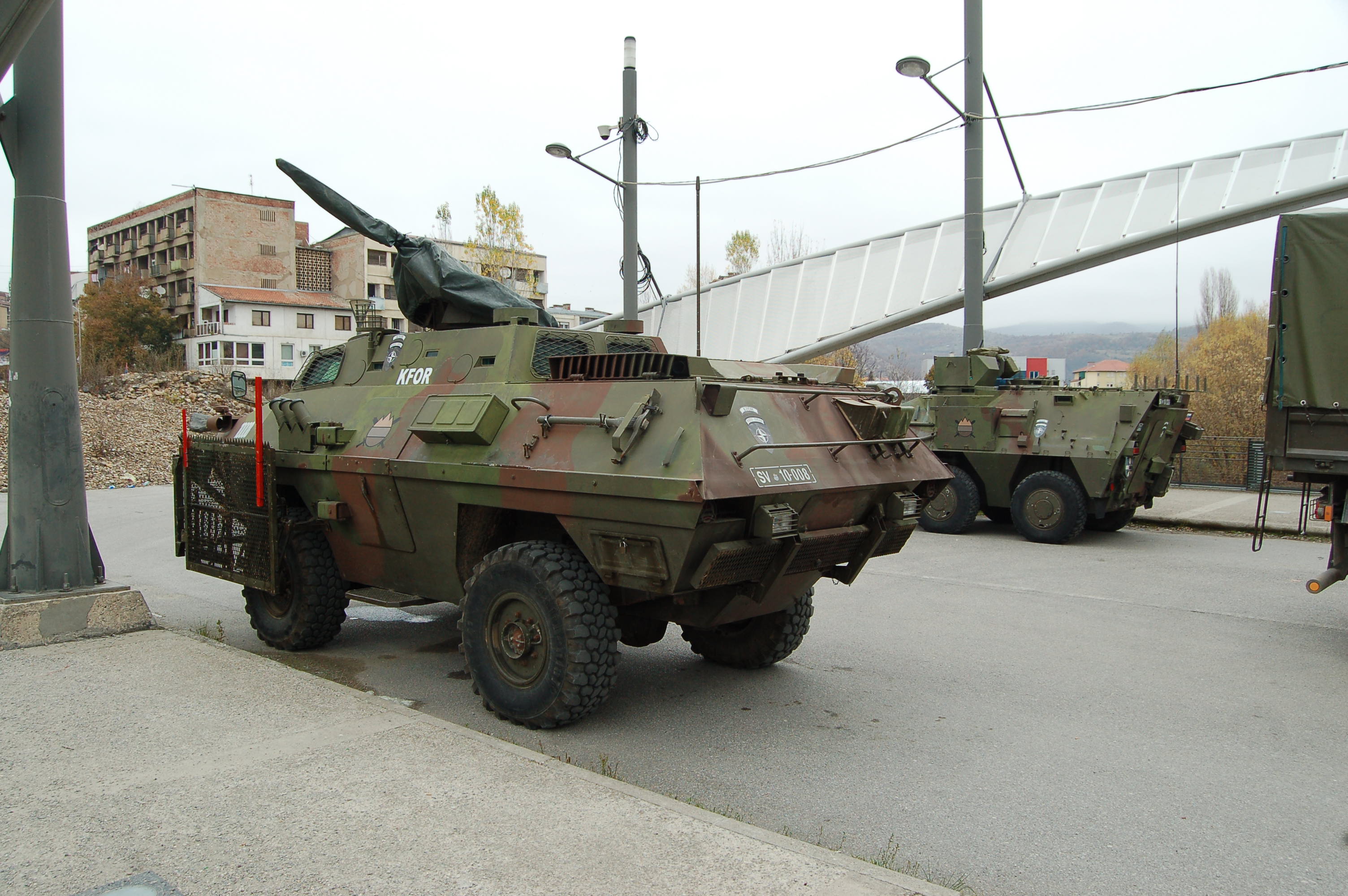 Pistolet za telewizorem w bałkańskim kotle.